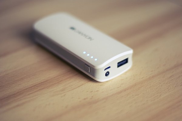 Batterie externe induction personnalisée : restez connectés !